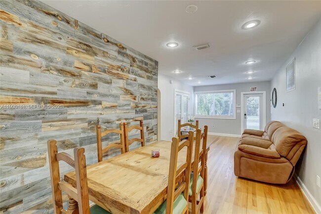 Building Photo - 1637 Cleveland St