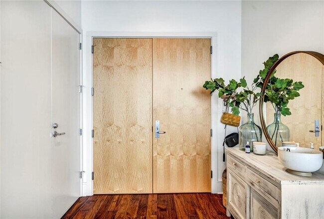 Building Photo - 555 E 5th St