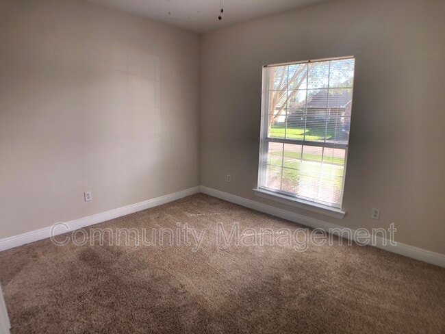 Building Photo - 25857 Linwood Rd