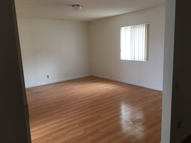 Building Photo - Beautiful 3BR/2BA Home In Family Neighborhood
