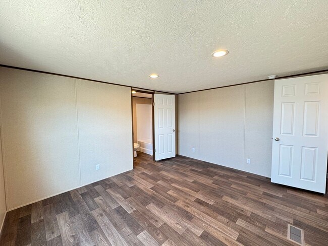 Building Photo - 1700 Yale Dr