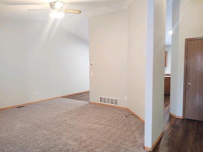 Building Photo - Spacious House - Brand New Flooring - Available Now!!