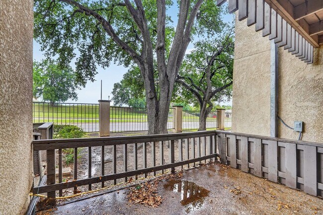 Building Photo - Las Colinas Area