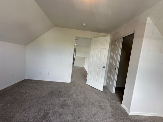 Building Photo - 3 bedroom 2.5 bath off Rd 100