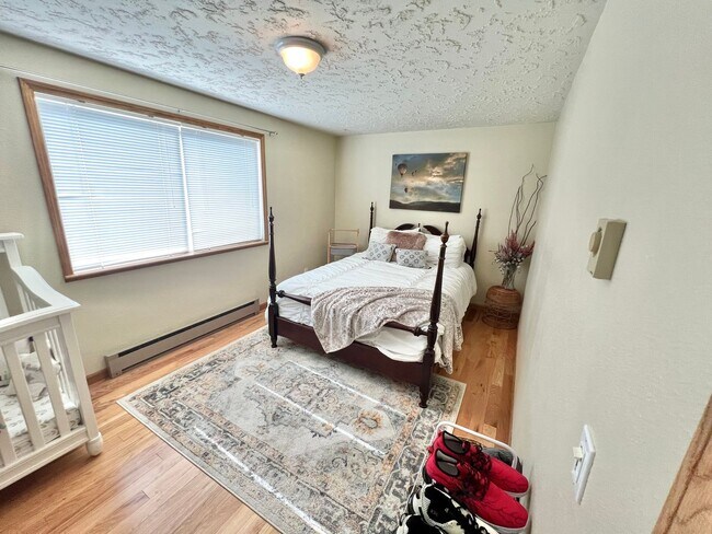 Building Photo - Available Oct. 3rd- Gorgeous Home w/Lots o...