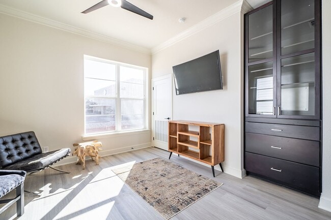 Building Photo - 3 bedroom, 3.5 Bath, 2 Car Garage Townhome! Fully Furnished!