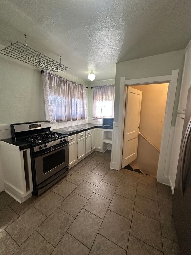 Building Photo - CHARMING 2 BEDROOM, 1 BONUS ROOM, 2 BATHRO...