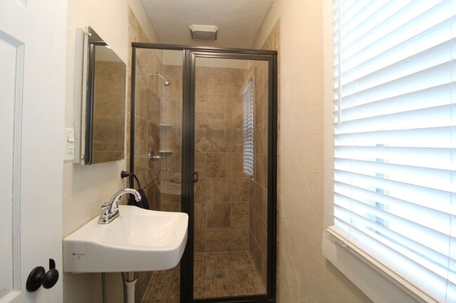 Building Photo - Updated 1 Bedroom 1 Bath Home In Kansas Ci...