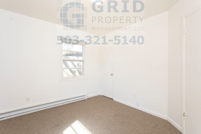 Building Photo - Two Bedroom Bungalow Available in Lents Ne...