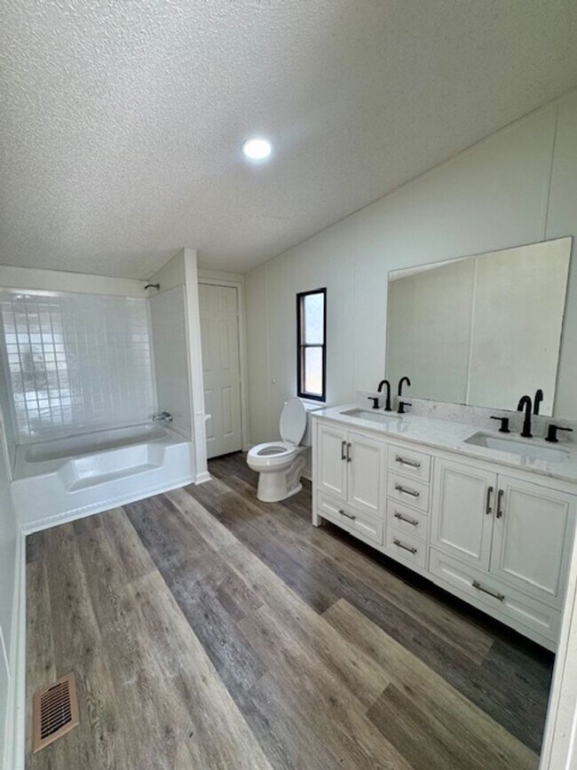 Building Photo - FOR RENT