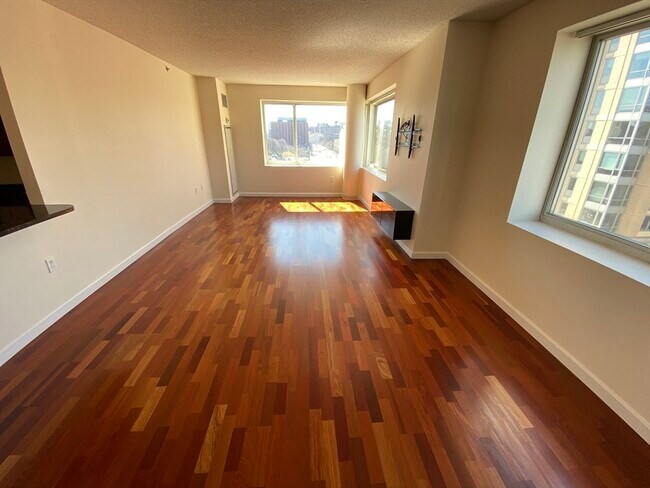 Building Photo - 8 Museum Way