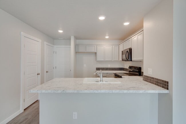 Building Photo - Beautiful, Modern 2 Bedroom Cottage Availa...