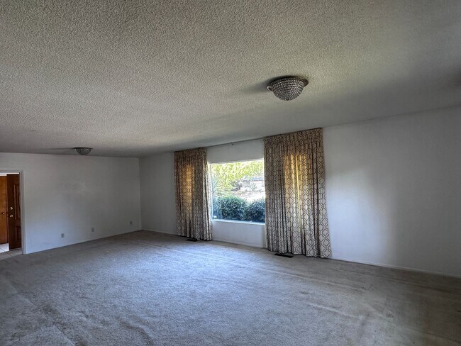 Building Photo - HOUSE