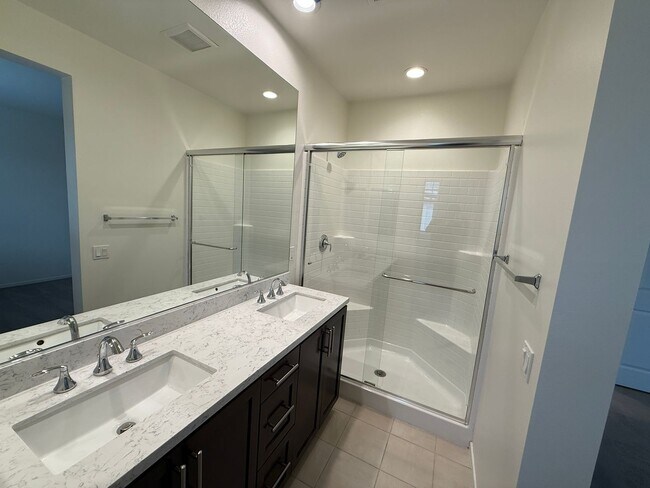 Building Photo - Stylish 3-Story Townhome in the Gated Paci...