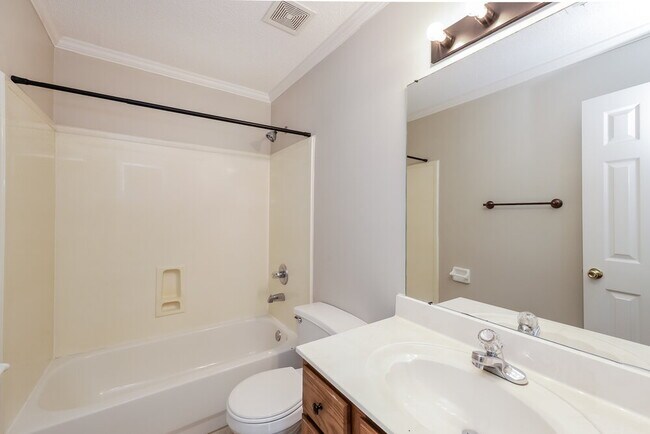 Building Photo - 490 Bruins Trce