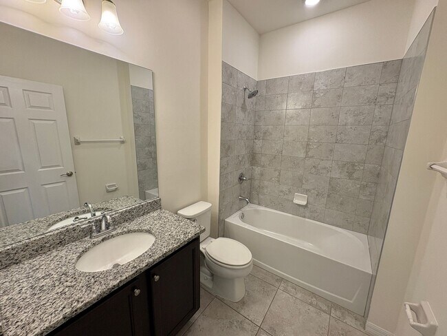 Building Photo - Modern 3 Bed 2 Bath in North Port Available Now