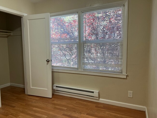 Building Photo - Ready to Move-In (3bed/1 bath, one unit of...