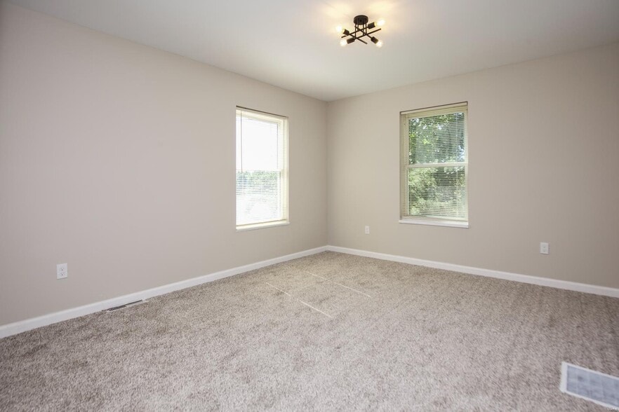 Building Photo - 10675 Farview Ave