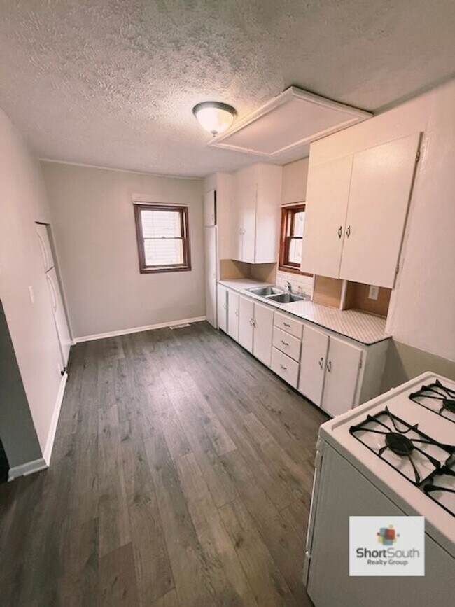 Building Photo - 1450 Barclay St