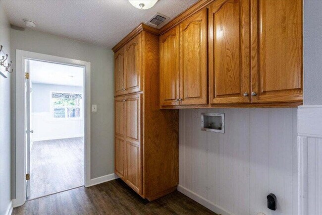 Building Photo - "Charming 3-Bed Oasis with Private Pool in Fort Walton Beach!"