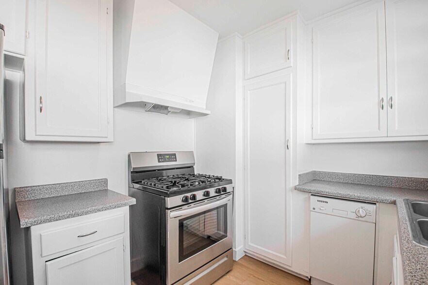 Building Photo - 5844 W 88th St