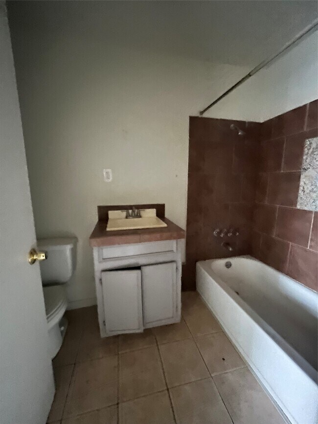 Building Photo - 7933 Brays St