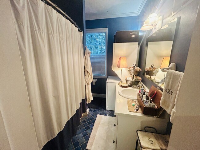 Building Photo - 415 Price St