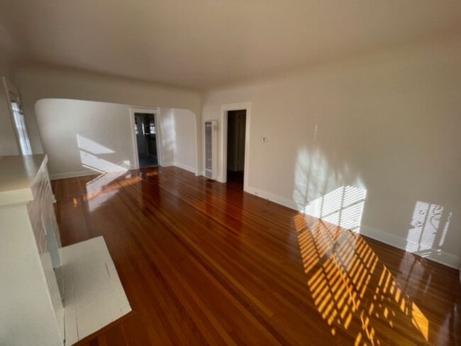 Building Photo - 2 Bedroom 1 Bath Craftsman
