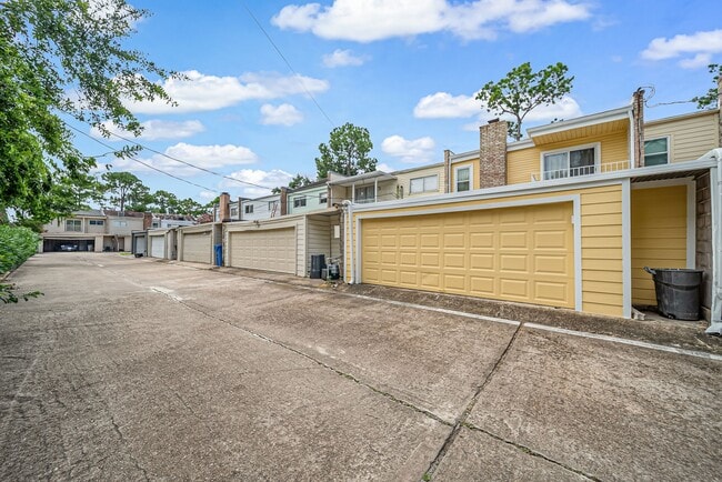 Building Photo - 10732 Briar Forest Dr