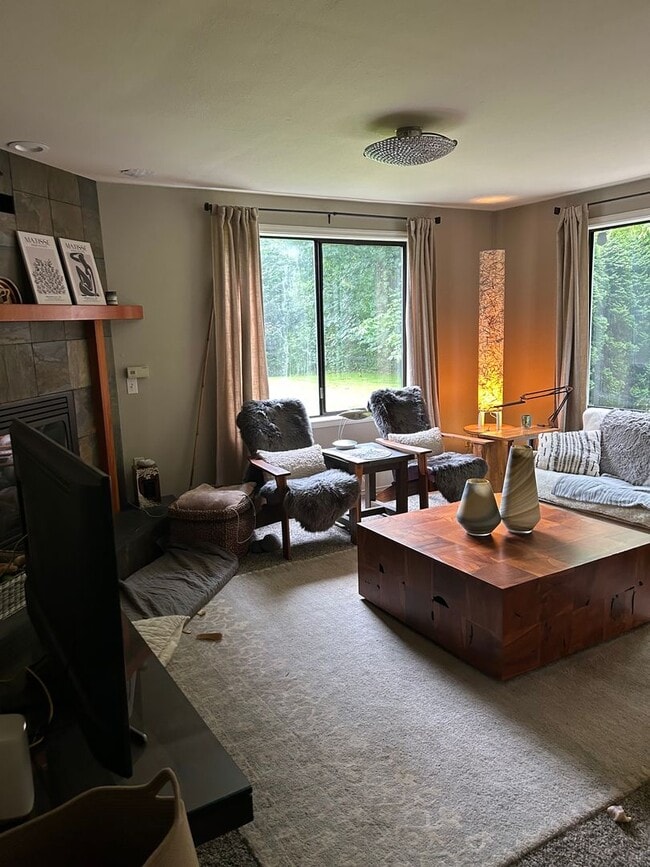 Building Photo - 3-bedroom, 2.5-bathroom home located in th...