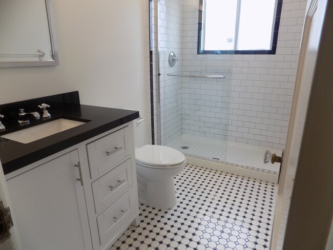 Building Photo - 109 N Clark Dr