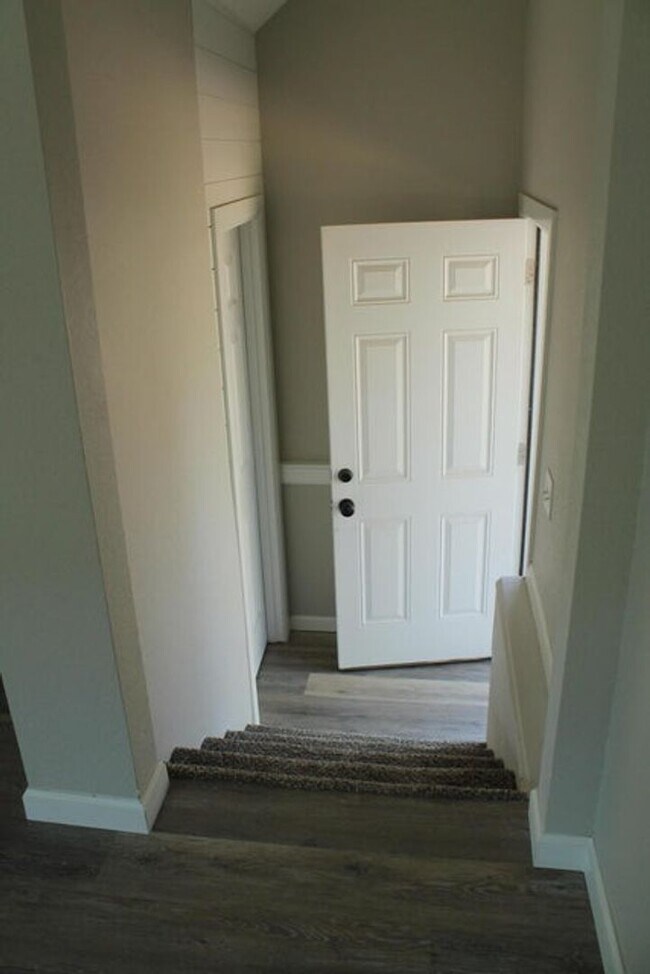 Building Photo - Modern Charm Meets Prime Location!