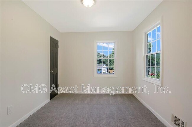 Building Photo - 551 Valley Hill Rd SE