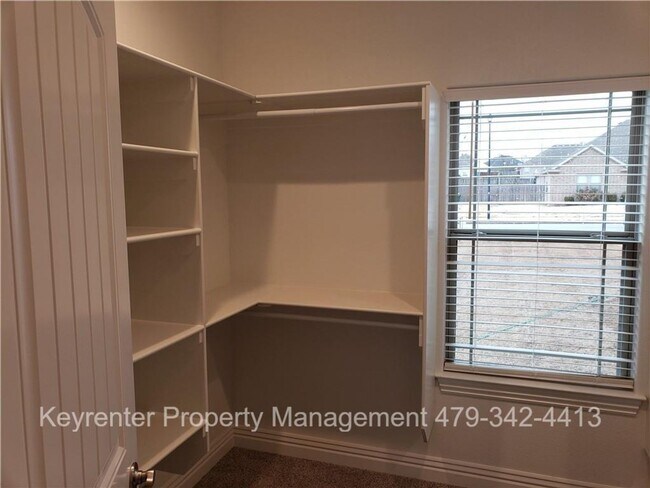 Building Photo - Spacious 4-Bedroom Home with Modern Upgrades & Fenced Yard