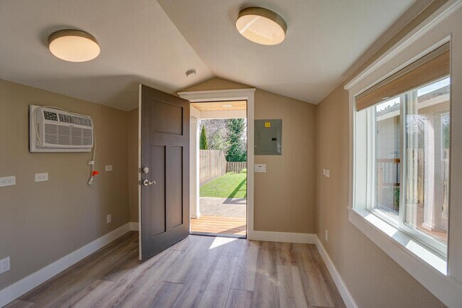 Building Photo - BEAUIFUL RAMBLER IN SOUTHVIEW HEIGHTS