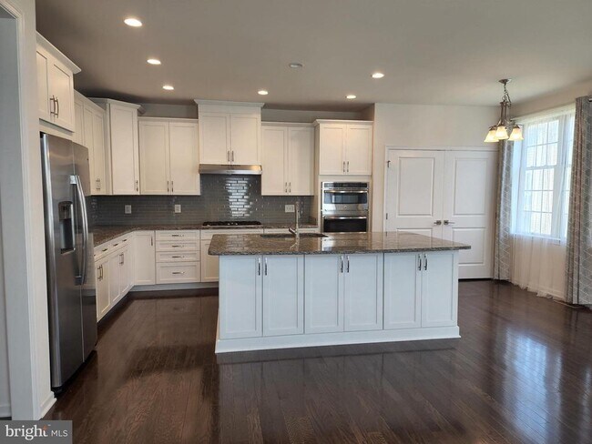 Building Photo - 25020 Cambridge Hl Ter