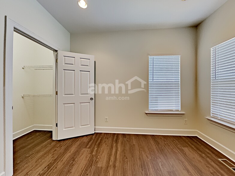 Building Photo - 305 Fernwood Ln