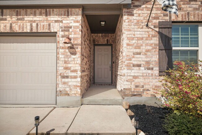 Building Photo - 3/2 Available Now in Converse - 1 MONTH FREE