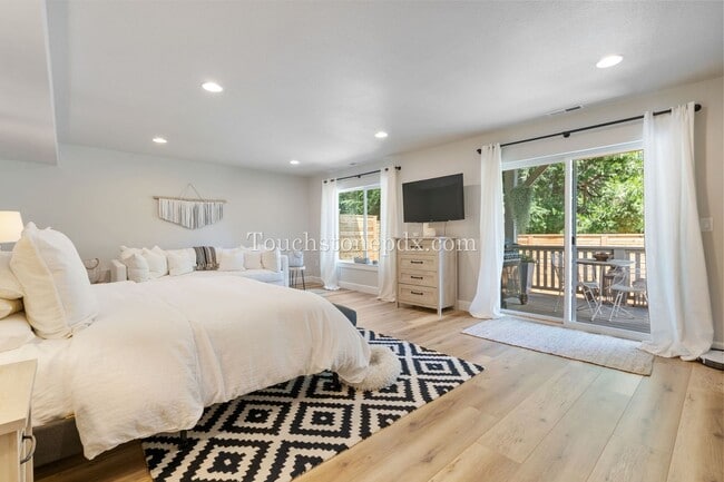 Building Photo - Luxurious 4 Bed/3.5 Bath Residence - Your ...
