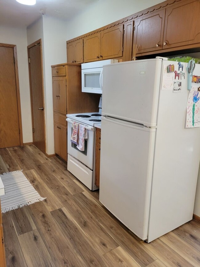 Building Photo - 3 Bedroom Unit