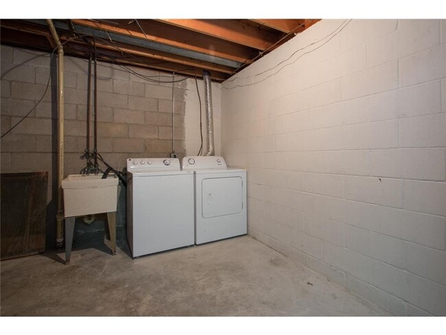 Building Photo - 15303 Trillium Cir