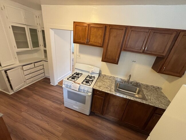 Building Photo - 2216 W Thome Ave