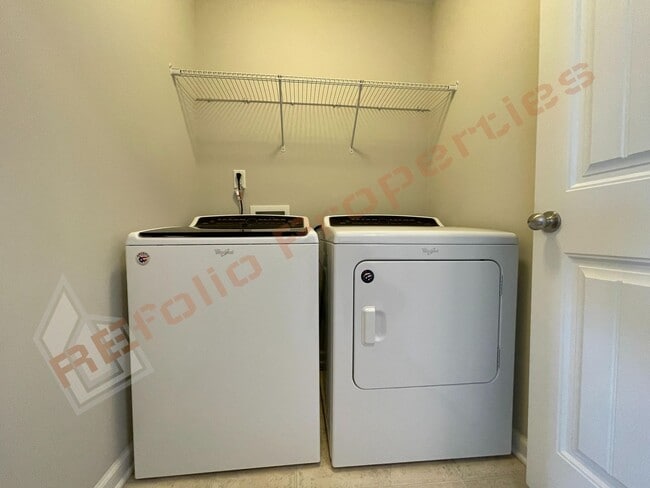 Building Photo - Beautiful End Unit 3 Story 3 bedroom, 3.5 bathroom Townhome with 2 Car-Garage in 540 Townes subdi...