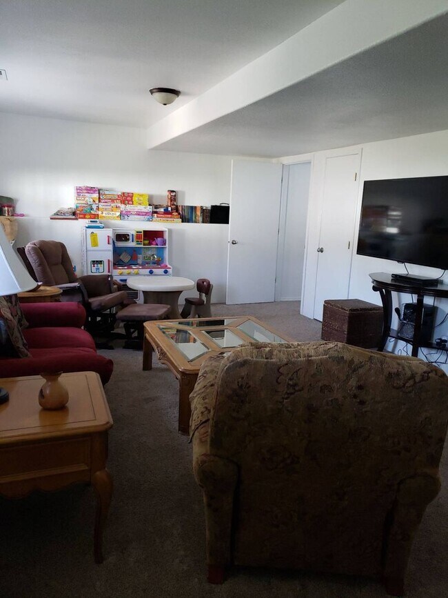 Building Photo - Lovely and spacious 5 bedroom 3 bath Post ...