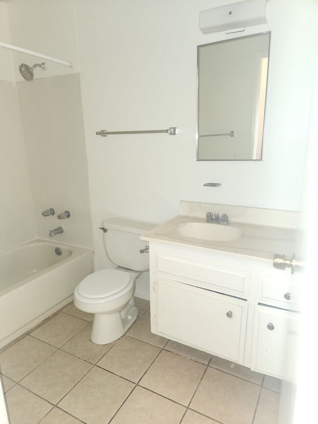 Building Photo - 3 bedroom in Hansen Track