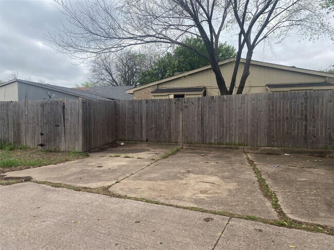 Building Photo - Limestone Dr. Duplex