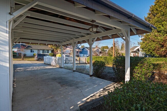 Building Photo - 3 Bedroom Home in Rainer Beach - Beautiful view over Lake Washington