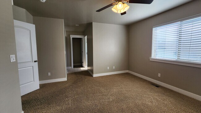 Building Photo - 576 N 220 E