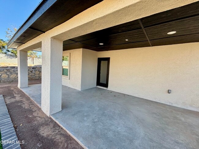 Building Photo - 2633 Dunoon Dr