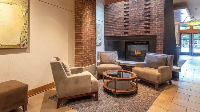 Building Photo - Spacious 1 Bedroom + Den in Canal Station ...